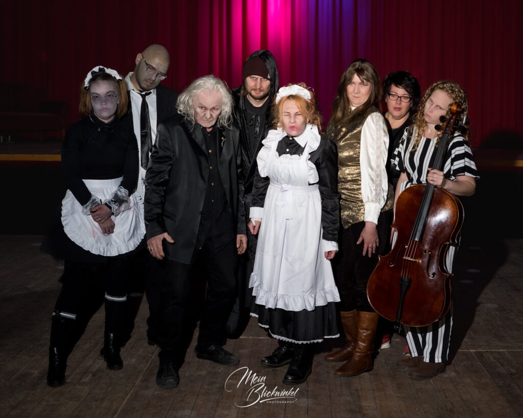 Gruselige Hausangestellte zur Halloweentour